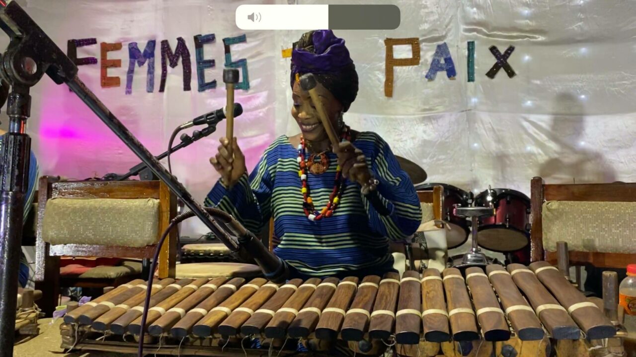 Fatoumata Djeliguinet Kouyaté playing balafon
