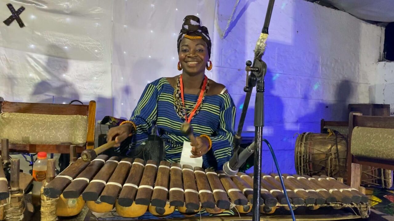 Mariama Kouyaté playing balafon