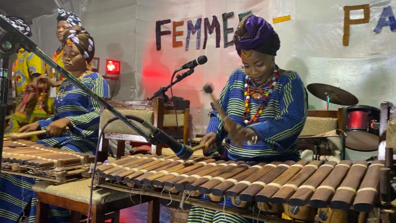 Fatoumata Djeliguinet Kouyaté playing balafon