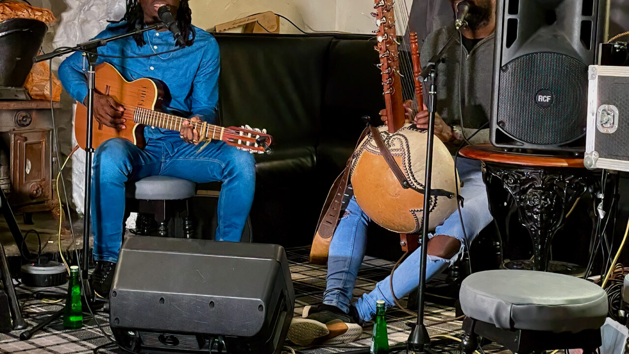 N'famady Kouyaté on guitar and Suntou Susso on kora in Y Sior pub, Bethesda, Gwynedd