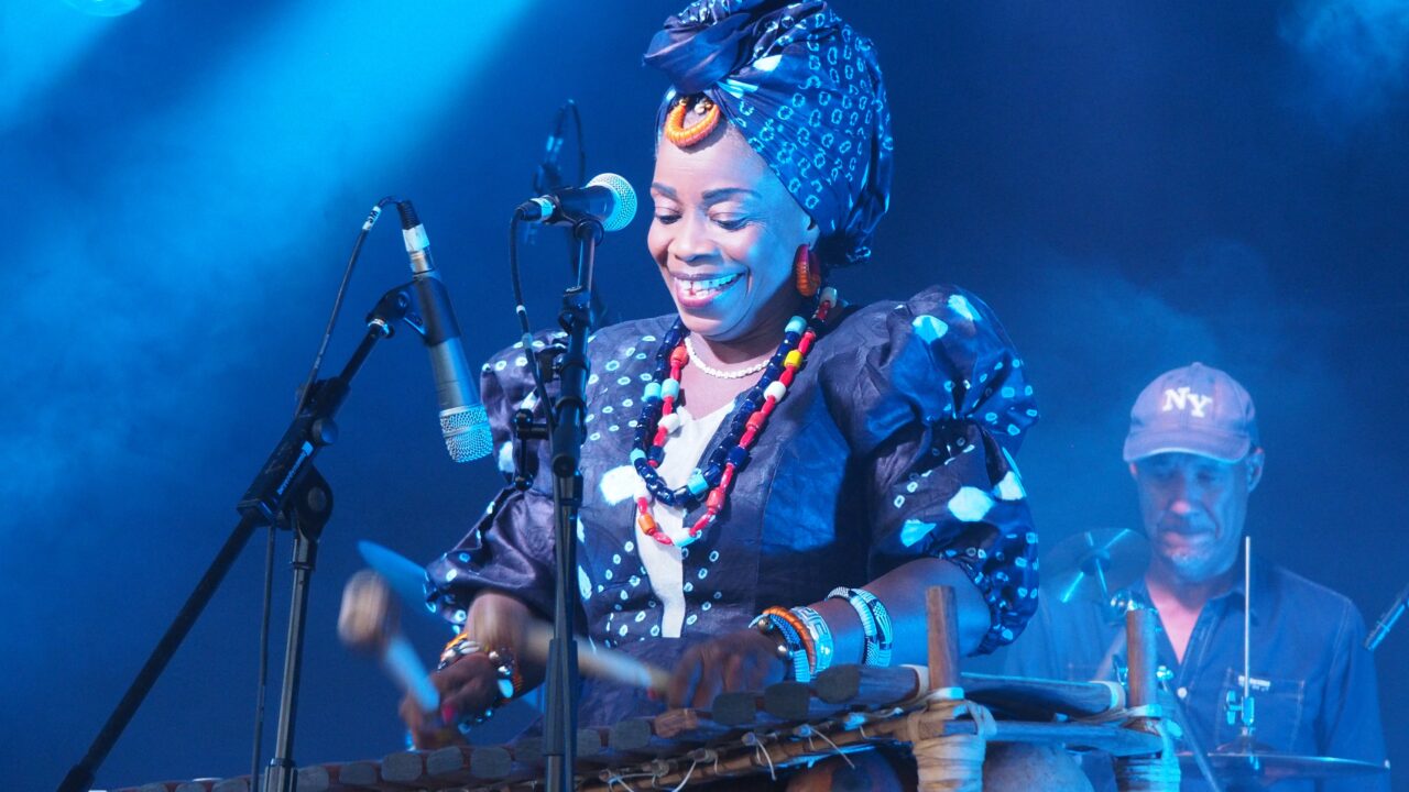 Fatoumata Kouyaté playing balafon