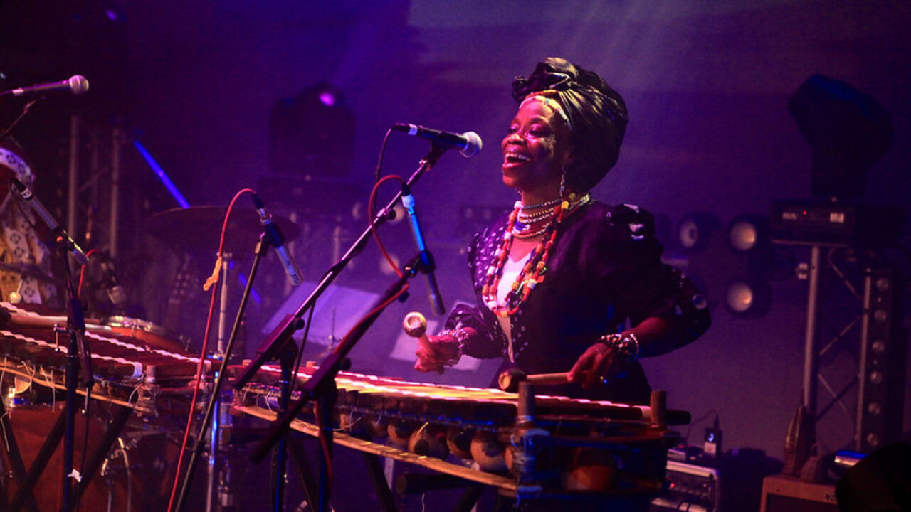 Fatoumata Kouyaté Djeliguinet playing balafon live in concert