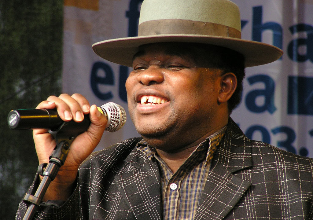 Kanda Bongo Man singing Live Photo