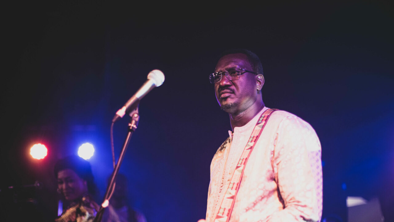 Bassekou Kouyate playing the ngoni